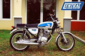 Sebagian orang mungkin sudah mengetahui kalau honda tiger masih memakai teknologi honda cb/gl, bahkan pengapian juga memakai model dc, bedanya pada tiger memakai electric stater, cdi dan 6 speed sementara cb/gl hanya menggunakan platina 5 speed. Tiger Ala Ala Cb100 Dilan Murah Meriah