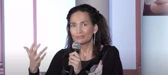 Frédérique bedos a été pendant 15 ans journaliste et présentatrice tv et radio, en france et à l'international. J Ai Grandi Avec Une Mere Malade Psychique Frederique Bedos Fondation Och