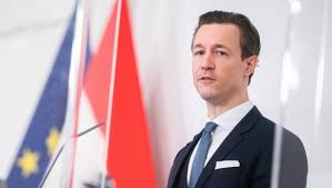 Blümel, katolik öğrenci birliği kav norica vienna'nın üyesidir. Causa Novomatic Blumel Lebensgefahrtin War Mit Laptop Spazieren Krone At