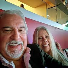 Será que alguien le puede decir que no se puede mentir toda la vida? y que  después de un año mentir es hacer el ridículo, aunque ella tiene ya por lo  menos