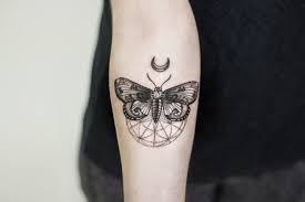 27 Unterarm Tattoo Ideen Fur Manner Und Frauen Tattoo Ideen Tattoo Bedeutungen Motten Tattoo