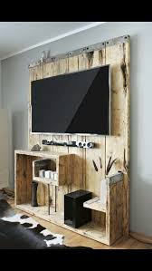 Eine Tv Wand Aus Paletten Und Genug Platz Fur Zubehor Ideal Fur Eine Einrichtung Im Industrie Oder Loft Style Wohnen Wohn Design Mobel Aus Paletten