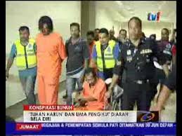 Ketua kumpulan ajaran sesat itu, harun mat saat atau lebih dikenali sebagai tuhan harun', juga didakwa kerana bersubahat dalam pembunuhan tersebut. Konspirasi Bunuh Tuhan Harun Dan 5 Pengikut Diarah Bela Diri 20 Mei 2016 Youtube
