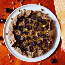 Recette Tu Trouveras La Recette De La Tarte Aux Cerises Et A La Pistache Entierement Vegetale Et Sans Gluten Sur Le Blog Il Suffi In 2020 Food Desserts Breakfast