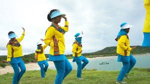 Wajah mereka tampak bernafsu melihat nia. Senam Maumere Youtube