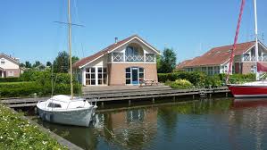 Wohnen Am Kanal Mit Steg Und Terasse Am Ijsselmeer Niederlande Holland Urlaubmithund Hundeurlaub Hunde Urlaub R Ijsselmeer Style At Home Strandhauser