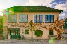 Krems, niederosterreich, austria, europe geographical coordinates: Aussichtsreiche Wanderung Zur Smaragdeidechse Stephan Schmatz