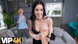 Para Karşılığı Genç Kızı Erkek Arkadaşının Yanında Sikiyor - Porno İzle