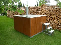 Nach der arbeit im garten gehe ich in die badewanne und wasche mich gründlich. Holzbeheizte Gartenbadewanne Holzbeheizte Gartenbadewanne