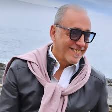 quei giorni perduti a ricorrere il vento, a chiederci un bacio e volerne  altri cento …