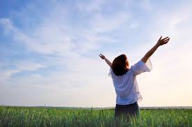 Resultado de imagen para mujer alabando a dios