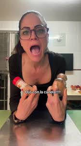 Mujer Comiendo Canela