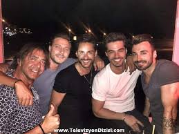 Yakisikli Oyuncular Cesme De Bir Araya Geldi Televizyon Dizisi Gelin Unluler Arama