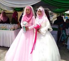 Inspirasi baju muslim, baju muslimah, baju pengantin muslim, baju pengantin muslimah, hijab dan jilbab cantik, info serta tips muslimah terbaru kembali tentang inspirasi baju pengantin muslim , kali ini kita akan melihat baju pengantin muslim kebaya putih dan rok batik panjang cantik. Sewa Gaun Pengantin Muslimah Pengantin Com My
