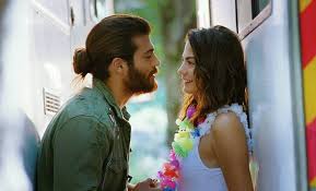 Müziğin ritmine kendini kaptıran can yaman sahneye çıkarak mert davran ile birlikte 'ele. Can Yaman Dan Demet Ozdemir E Barisma Hamlesi