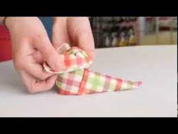 En forme de chausson, de chaussette ou de botte de lutin, ce pliage de serviette original. Pliage De Serviette En Botte De Noel Youtube