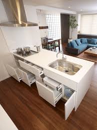 ミサワホームイングデザインリフォーム マンションのリビングダイニングキッチンのリノベーション 対面式キッチン なら食事の支度をしながらリビングで遊ぶ子どもの様子を見たり ゲストとの会話を楽しんだりできます キッチンの設備も充実 スタイ キッチン