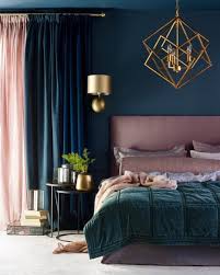 Leu Marine Et Vieux Rose Combo Gagnant Du Velours Et Du Laiton Pour Une Ambiance Feutree Et Elegante Bedr Deco Chambre Deco Chambre Parental Deco Maison