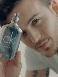 aaron.muro se suma a la familia de @pe.johnniewalker Red Label como  embajador 🥃❤️ Con un estilo auténtico y carisma único, Aaron representa  perfectamente el espíritu de la marca: avanzar con paso firme