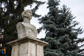 Set at the foothills of the southern carpathians, the city is located at about 12 kilometres (7.5 mi). Bustul Lui Traian Din Ramnicu Valcea Din Ramnicu Valcea Obiective Turistice Valcea DeÈtepÈi Ro