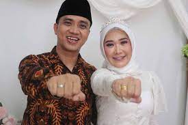 Foto pernikahan yang digelar sederhana ini pun viral setelah diunggah di twitter. Cerita Pengantin Baru Asal Kendari Akad Nikah Disaksikan Lewat Video Call Telisik Id