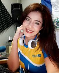 Kathy Renderos es de los nuevos valores en los medios de comunicación en El  Salvador. Esta compatriota es presentadora de noticias y locutora en Radio  FX105.3 La pueden seguir en sus redes