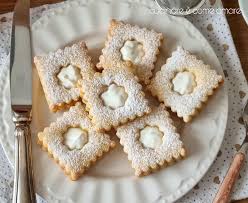 Quadrotti cremosi al limone dolce facile e veloce, un profumo unico, da servire freddi di frigo in estate, fanno impazzire tutti! Biscotti Frollini Quadrotti Di Paradiso Dolce Ripieno Cremoso Cucinare E Come Amare