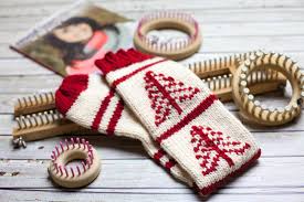 This collection features easy knitting projects for men, women and children. Loom Knitting By This Moment Is Good How To Loom Knit Intarsia