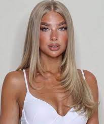 The 90s Flick Try These Trending Flipped 90s Hairstyles For A Bombshell Glow Up In 2021 Long Hair Styles Hairstyles For Layered Hair Haircuts Straight Hair