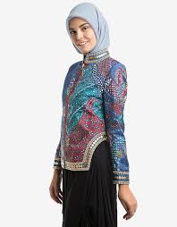 Salah satu model baju kerja yang sedang ngetren di tahun 2020 ini yaitu model baju kerja muslim modern untuk wanita kantoran berhijab. 30 Model Baju Batik Kantor Wanita Kombinasi Elegan