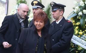 Il direttore artistico amadeus ha infatti annunciato i nomi dei 26 big che saliranno sul palco dell'ariston dal 2 al 6 marzo. Sanremo 2021 Orietta Berti Prima Vittima Del Coprifuoco Covid Cosa Ci Fa Qua Tre Pattuglie Di Polizia In Allerta Libero Quotidiano