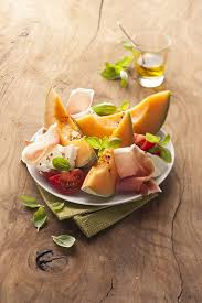 Assiette De Melon Tomate Mozza Jambon Et Basilic A Vos Assiettes Recettes De Cuisine Illustrees Salade Melon Tomates Mozza Fruits Et Legumes Frais