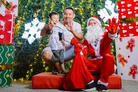 Chàng trai hoá trang ông già Noel, chụp ảnh miễn phí cho hàng trăm người