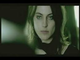 Antje Traue Η ιστορία εστιάζει στον peter leigh, έναν αγγλο πάστορα που ταξιδεύει στο διάστημα για να βοηθήσει στην ίδρυση μιας. antje traue