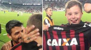 Rapidamente se tornou referência da equipe. Atletico Pr Tem Um Torcedor Mais Que Especial Na Arena Da Baixada Esportes R7 Futebol
