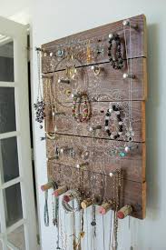 Dies Ist Ein Wiederverwendeter Holzschmuckhalter Den Ich Aus Einem Zaun Aus Hol Diy Jewelry In 2020 Schmuckhalter Holzschmuck Schmuckwand