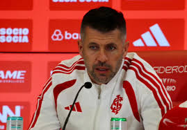 Pezzolano minimiza falha de Rochet, mas faz alerta em vitória do Inter: "Muito a corrigir"