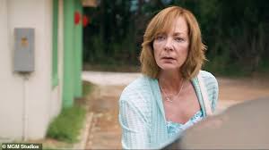 Un empujador de lápices pasado por alto sorprende a su marido en la cama con otra mujer, cuya conmoción le hace morir de un infarto. Allison Janney Steht Im Ersten Trailer Zu Crime Capern Breaking News Im Yuba County Im Rampenlicht Aktuelle Boulevard Nachrichten Und Fotogalerien Zu Stars Sternchen