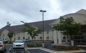 Live customer service representatives from holiday inn are available 24 hours a day seven days a week. Holiday Inn Express Annapolis Combines Location And Customer Service Under Gm Grace Scott Annapolis Com