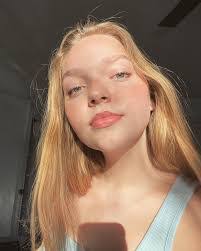 Miranda Buck's Instagram, Twitter & Facebook