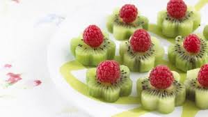 Tuangkan jus buah kiwi ke dalam wadah popsicle, masukkan ke. Cara Memotong Buah Di Atas Meja Betapa Indahnya Memotong Dan Menghidangkan Buah Buahan