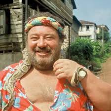 Barbe fleurie, silhouette de bon vivant enveloppée dans des chemises à fleurs et des salopettes amples, il a enchaîné les tubes populaires. Carlos Biographie News Photos Et Videos Tele Loisirs