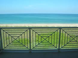 Crisp and clean lines abound in this contemporary condo. Ocean House 1042 Upscale Beach Decor Overlooks Beach Pool Pavilion Steps Away Condos For Rent In Hutchinson Island Connecting Rentals Worldwide