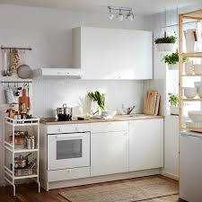 Kuchyna S Rozlohou Styri Metre Stvorcove In 2020 Kitchen Design Small Kitchen Remodel Kitchen Trends