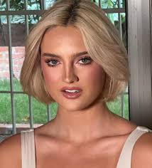 Honestamente, sigo sin comprender qué es lo que tanta gente le ve a esta  muchacha. Desde mi punto de vista, no tiene la belleza ni el nivel  requerido para competir en un