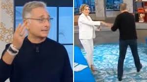 Location rome tweets 8,2k followers 10,6k following 2,6k. Bonolis Stringe La Mano A Serena Bortone Lei Si Schermisce Ora Pero Non Mi Tocco Occhi E Bocca Corriere Tv