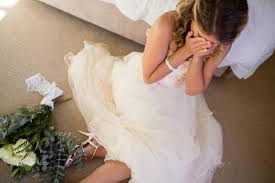Bei uns entdecken sie die passenden sprüche zur goldenen hochzeit, mit denen ihre glückwunschkarte zu einem volltreffer wird. Kultur Showbiz Virales Video Ex Freundin Crasht Hochzeit In Brautkleid Und Fleht Um Vergebung Pressfrom Deutschland