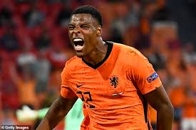 Huhtikuuta 1996 rotterdam) on alankomaalainen jalkapalloilija, pelipaikaltaan oikea laitapuolustaja. Euro 2020 The Incredible Rise Of Denzel Dumfries Who Looks Bound For The Premier League Nigerian News Headlines
