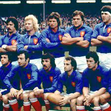 Le grand chelem est un animal mythologique, une sorte de licorne que l'on chevauche dans les le grand chelem, pour tout écrire, est un « pentacorne » qui renferme le nombre d'or du calcul. France 1977 Retro Rugby Shirt Vintage Football Club