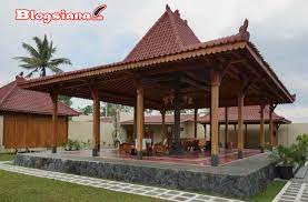 Rumah joglo jawa timur ini terdiri atas 4 sisi yang mana setiap sisinya mempunyai tiga bagian dan satu bubungan. Rumah Adat Jawa Timur Yang Unik Dan Filosofis Blogsiana Com